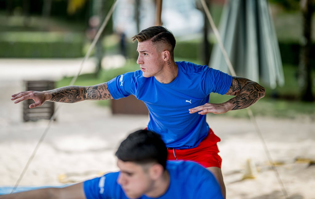 Benjamin Sesko übt das Surfen mit Trockenübungen während der RB-Brasilien-Tour