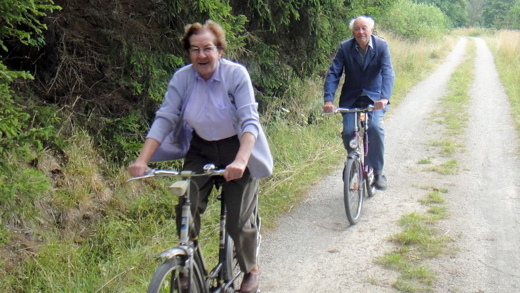 Bis ins hohe Alter gemeinsam aktiv: Ehepaar Margarete und Hermannn Hohmann aus Trautenstein bei einer Fahrradtour. Heute gehen sie es ruhiger an.