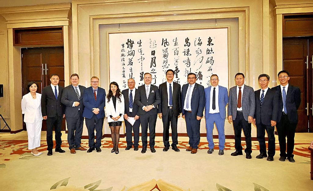 Die Naumburg-Delegation mit den chinesischen Gastgebern in Qinhuangdao.