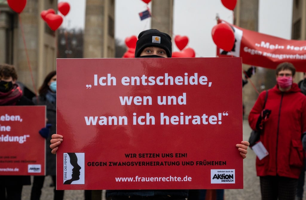 Terre des Femmes ist an Berliner Schulen gegen drohende Zwangsehen aktiv. (Archivbild)