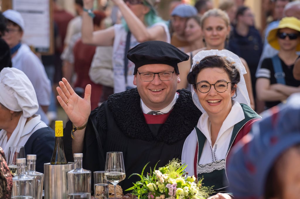 Wittenbergs Landrat Christian Tylsch und seine Frau Selina waren im vergangenen Jahr im Umzug mit dabei. In diesem Jahr sind sie das Lutherpaar.
