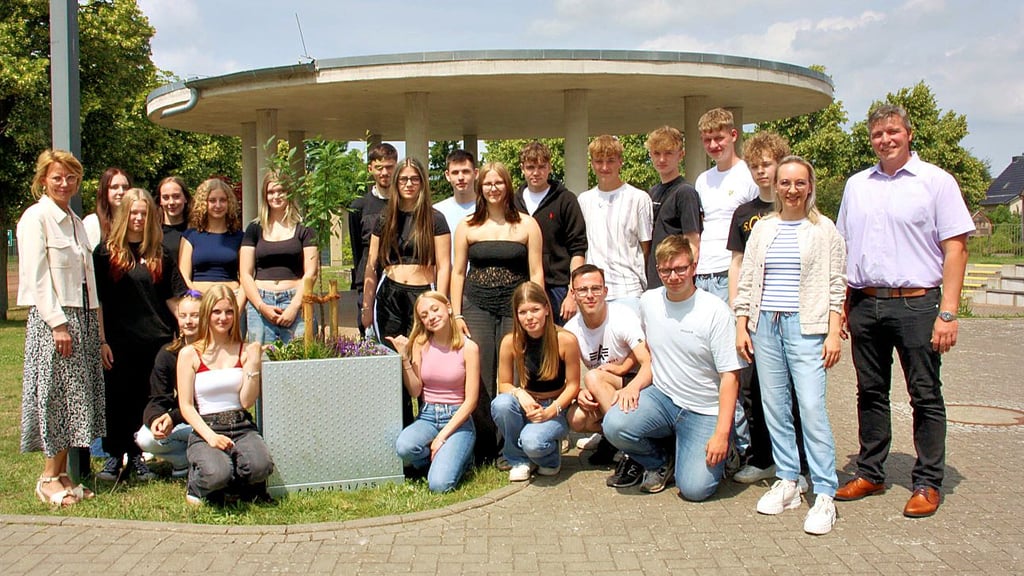 Die Schüler mit ihrem Geschenk auf dem Schulhof in Osterburg.
