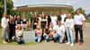 Die Schüler mit ihrem Geschenk auf dem Schulhof in Osterburg.