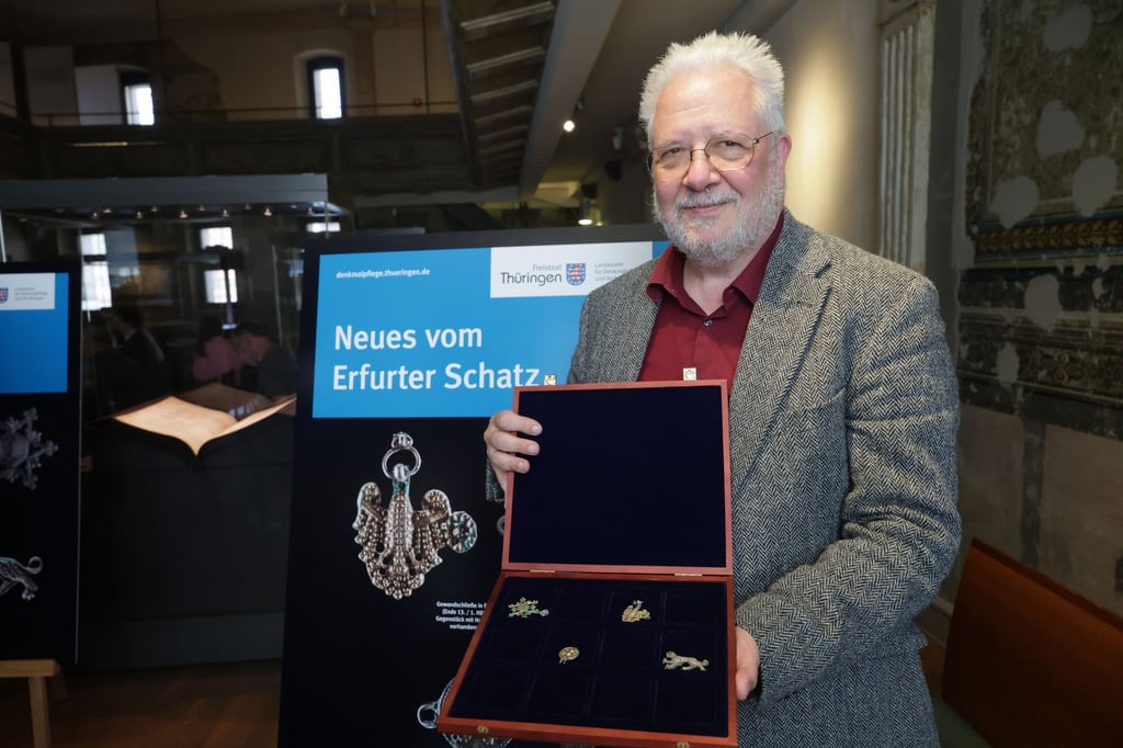 Sven Ostritz, Präsident des Thüringer Landesamtes für Denkmalpflege und Archäologie, zeigt die vier Objekte.
