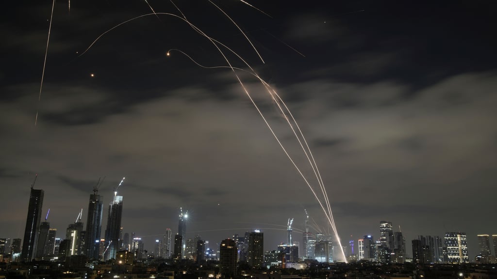 Das israelische Luftabwehrsystem Iron Dome feuert, um Raketen während eines iranischen Angriffs abzufangen.