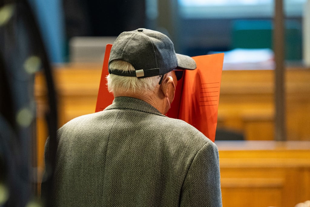Der angeklagte 84-Jährige soll statt der erlaubten 30 Kilometer pro Stunde auf 70 bis 90 Kilometer pro Stunde beschleunigt haben.