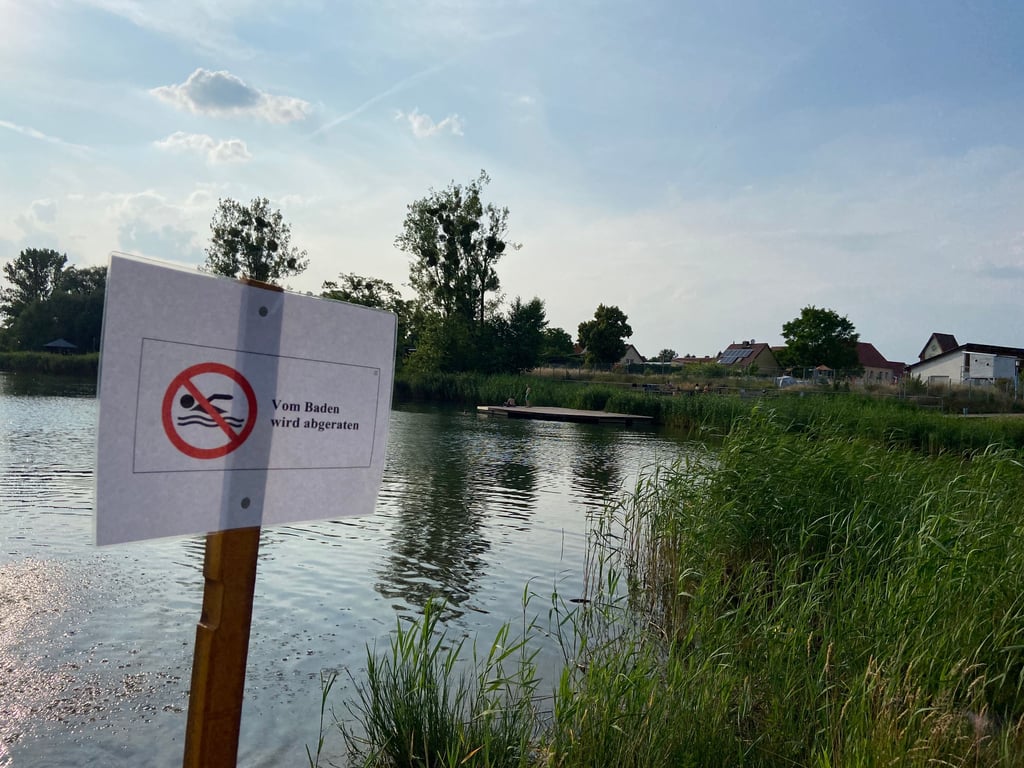 Am Kulk in Gommern warnt ein Schild vorm Baden.