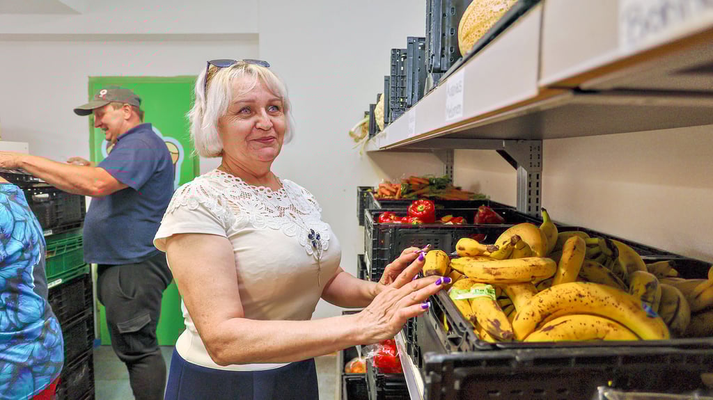 Die Kasachin Anna Becker ist vorrangig bei der Essensausgabe, manchmal aber auch in der Kleiderkammer tätig.