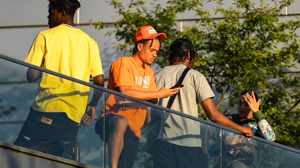 Xavi Simons (Mitte) bei einem Spiel der Frauen von RB Leipzig.