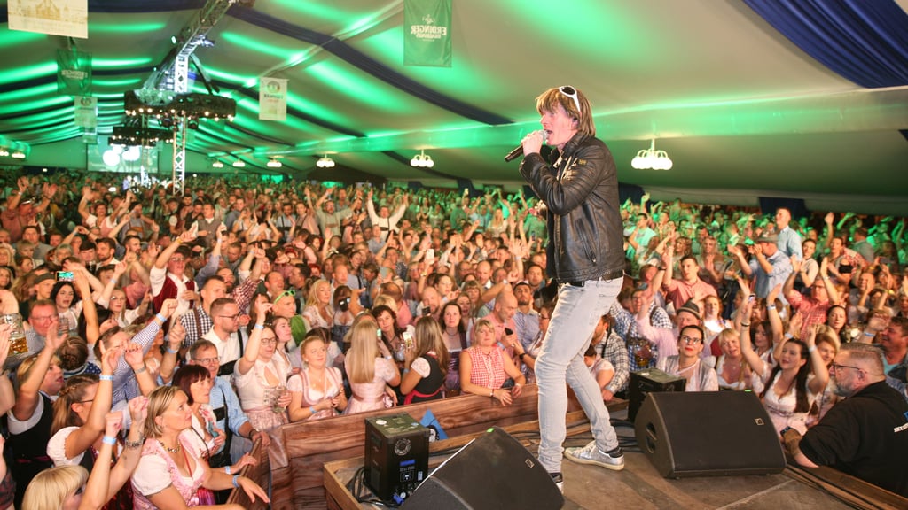 Mickie Krause ist einer der Stars der Mückenwiesn 2025 in Magdeburg, hier bei einem früheren Auftritt.