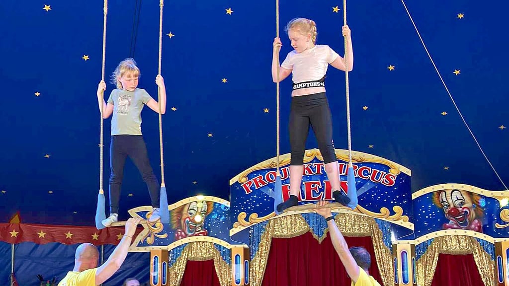 In der Manege geht es aufs Trapez, wo die Schüler für eine Pyramide trainieren.