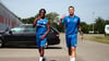 Pierre Nadjombe (l.) und Falko Michel wollen Markus Fiedler von sich überzeugen.