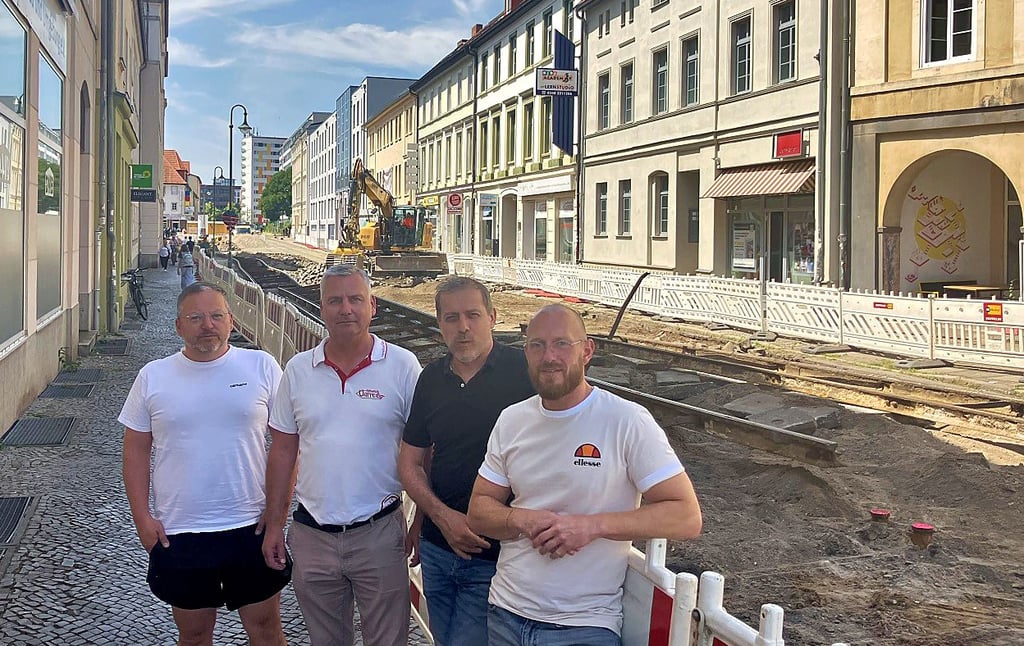 Die Gewerbetreibenden in der Ferdinand-von-Schill-Straße Alexander Lech (Bürohallo), Daniel Janoth, Ricky Funke (Haus der Stoffe) und Christian Schmidt (v.l.n.r.) wollen mehr Informationen zum Umbau der Straße.