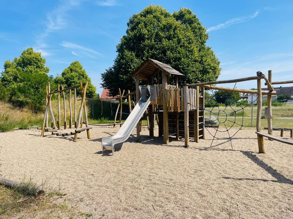 Ein bekannter Anblick beim Spielplatz in Randau: Kinder haben endlich ihre Rutsche zurück.