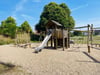 Ein bekannter Anblick beim Spielplatz in Randau: Kinder haben endlich ihre Rutsche zurück.