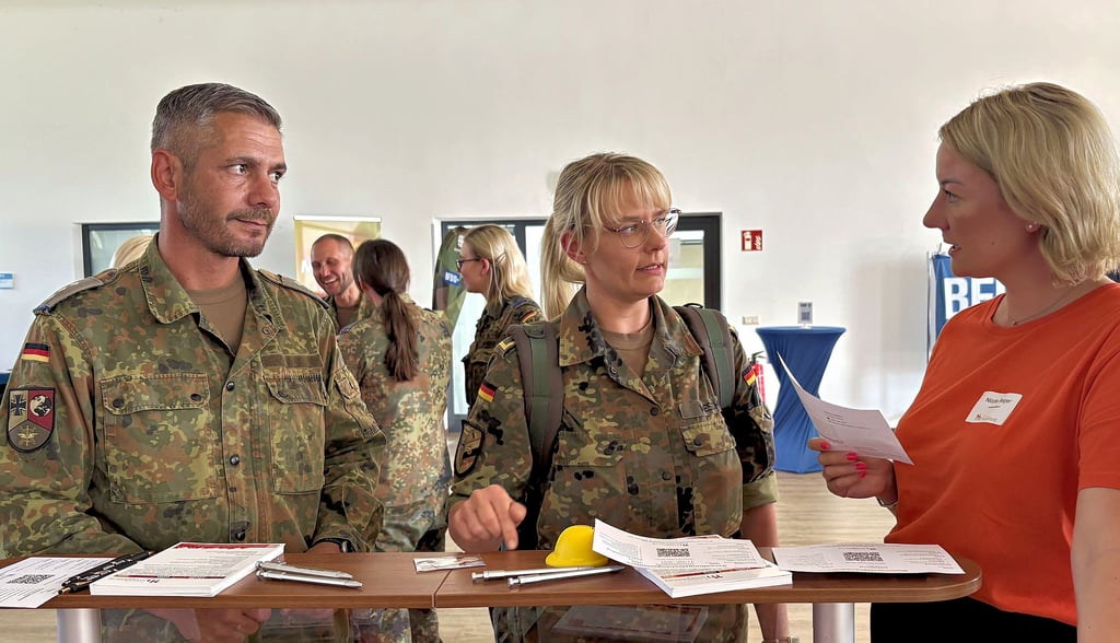 Im Gespräch hat Nicole Belger von der Magdeburger Stadtverwaltung die vielfältigen Möglichkeiten vorgestellt, wie Soldaten der Kaserne in Burg ihre Karriere im Dienste der Landeshauptstadt fortsetzen können.