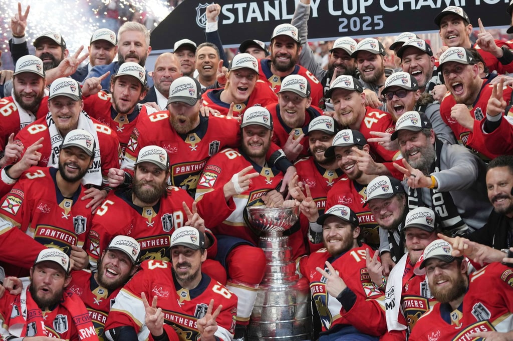 Nico Sturm durfte mit den Florida Panthers den Titel bejubeln.