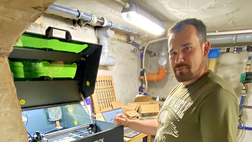 Christian Otto in seiner Werkstatt in Parey vor zwei seiner insgesamt vier Lasermaschinen.