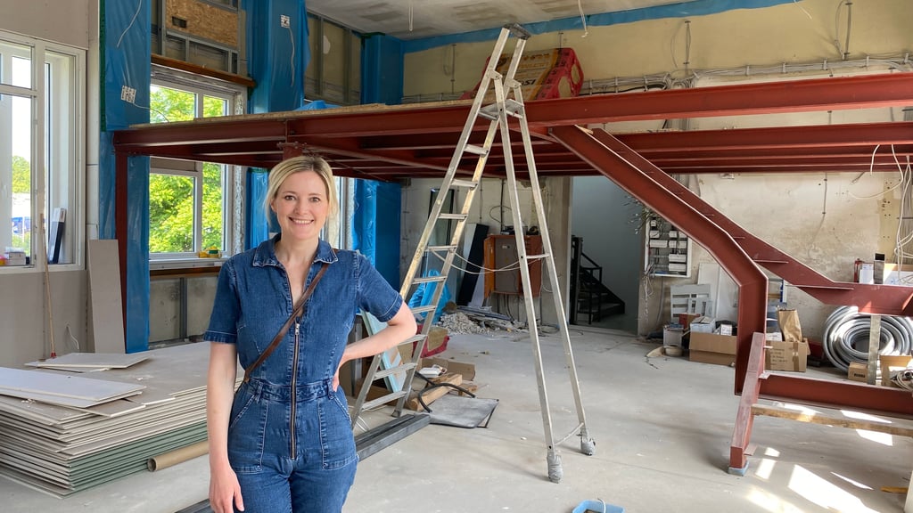 Julia Sasse inmitten der Noch-Baustelle: In den kommenden Wochen entsteht in Magdeburg ein Popkulturzentrum.