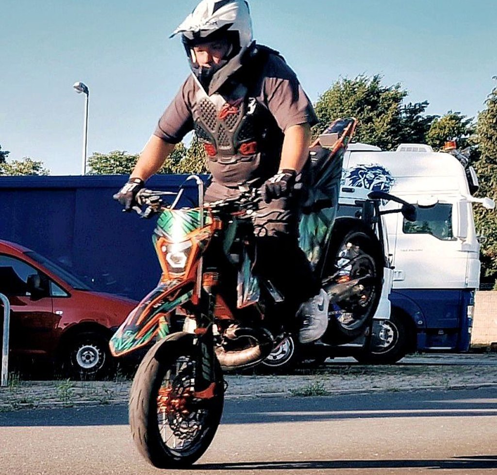 Auf dem Clubgelände des Maniac MC Zeitz findet zur Ausfahrt auch eine Stuntshow statt.
