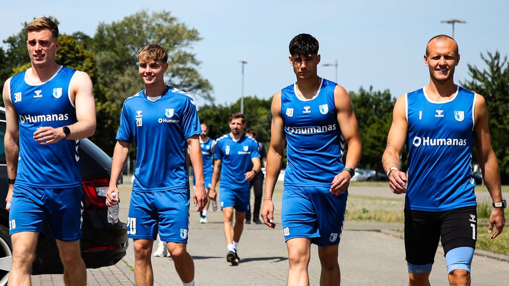 Magdeburgs Torhüter Dominik Reimann (rechts, links ist Noah Kruth) war beim Laktattest sehr gut gelaunt.