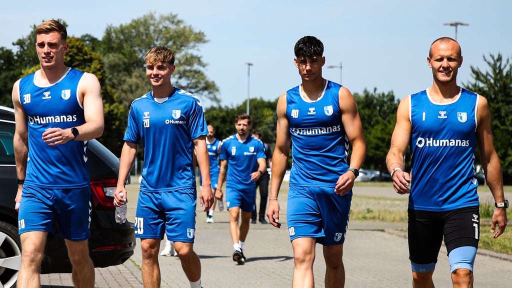 Magdeburgs Torhüter Dominik Reimann (rechts, links ist Noah Kruth) war beim Laktattest sehr gut gelaunt.