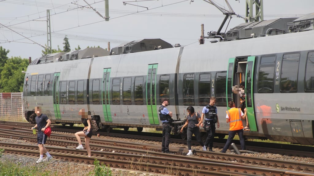 Zugfahrgäste werden am Bahnhof Halle-Messe evakuiert.
