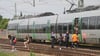 Zugfahrgäste werden am Bahnhof Halle-Messe evakuiert.