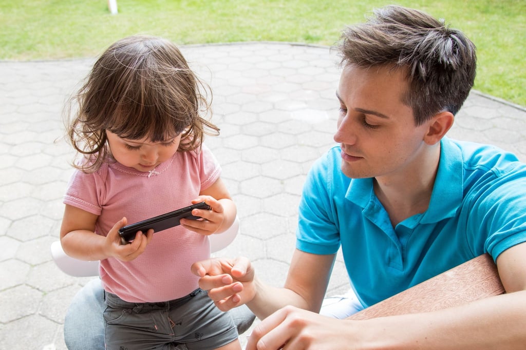 Das Smartphone sollte kein Babysitter sein, sondern einen Gesprächsanlass für das gemeinsam Gesehene liefern.