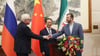 Russlands Vizeaußenminister Rjabkow gibt bei einem Treffen dem iranischen Vizeaußenminister Kazem Gharibabadi die Hand. (im Hintergrund Chinas Vizeaußenminister Ma Zhaoxu - Archivbild)