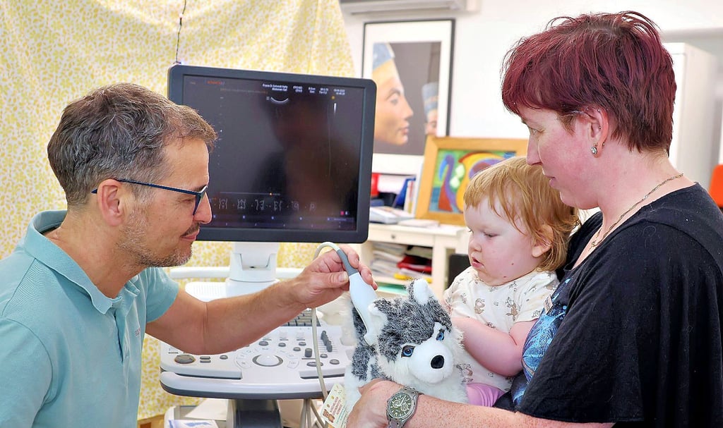 Klarissa schaut genau zu, wie Dr. Frank Schmidt, Chef ihrer Mutter Kristin Rötzschke, mittels Ultraschall Struppis Bauch untersucht.