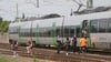 Zugfahrgäste werden am Bahnhof Halle-Messe evakuiert.