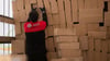 Ein Berg an Paketen, hier in einem Paketzentrum von DPD - an Logistikstandorten anderer Dienstleister sind es ähnlich große Massen.