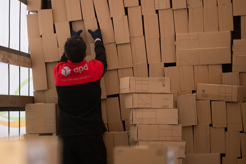 Ein Berg an Paketen, hier in einem Paketzentrum von DPD - an Logistikstandorten anderer Dienstleister sind es ähnlich große Massen.