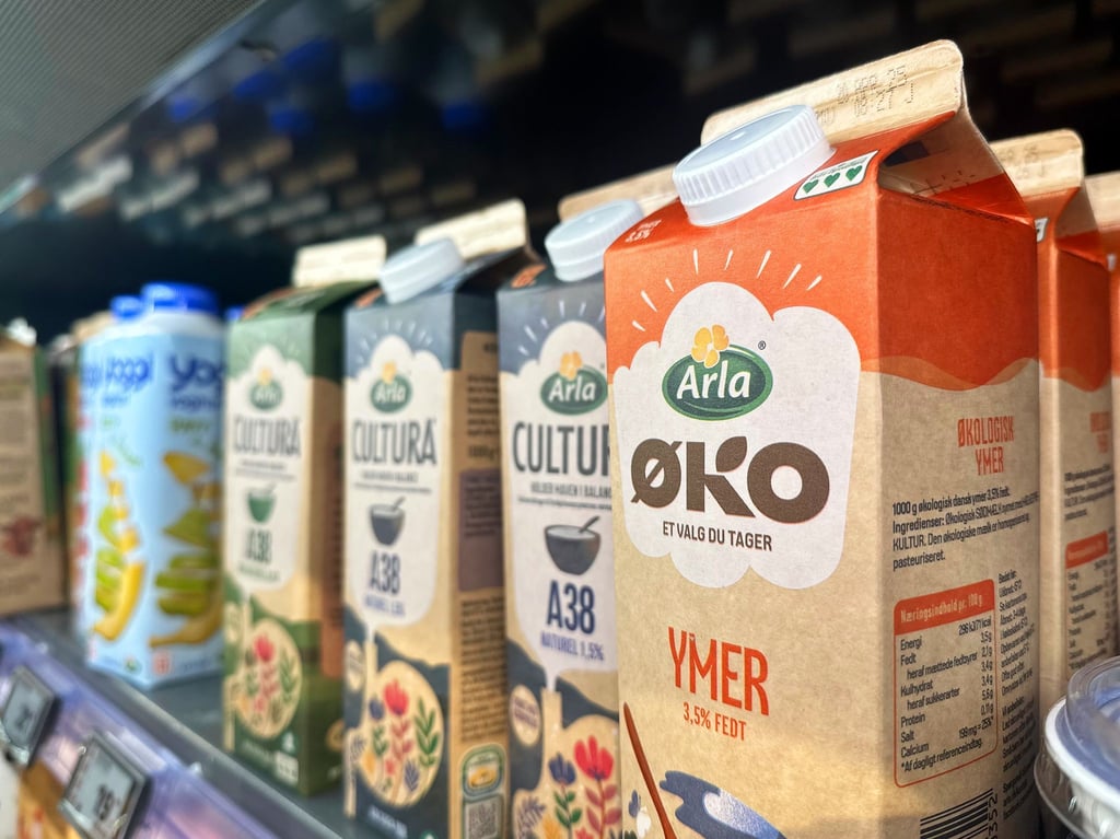 Produkte des Molkereiriesen Arla Foods stehen in einem dänischen Supermarkt. Arla und das deutsche Molkereiunternehmen DMK Group streben eine Fusion an. (Archivfoto)
