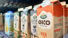 Produkte des Molkereiriesen Arla Foods stehen in einem dänischen Supermarkt. Arla und das deutsche Molkereiunternehmen DMK Group streben eine Fusion an. (Archivfoto)