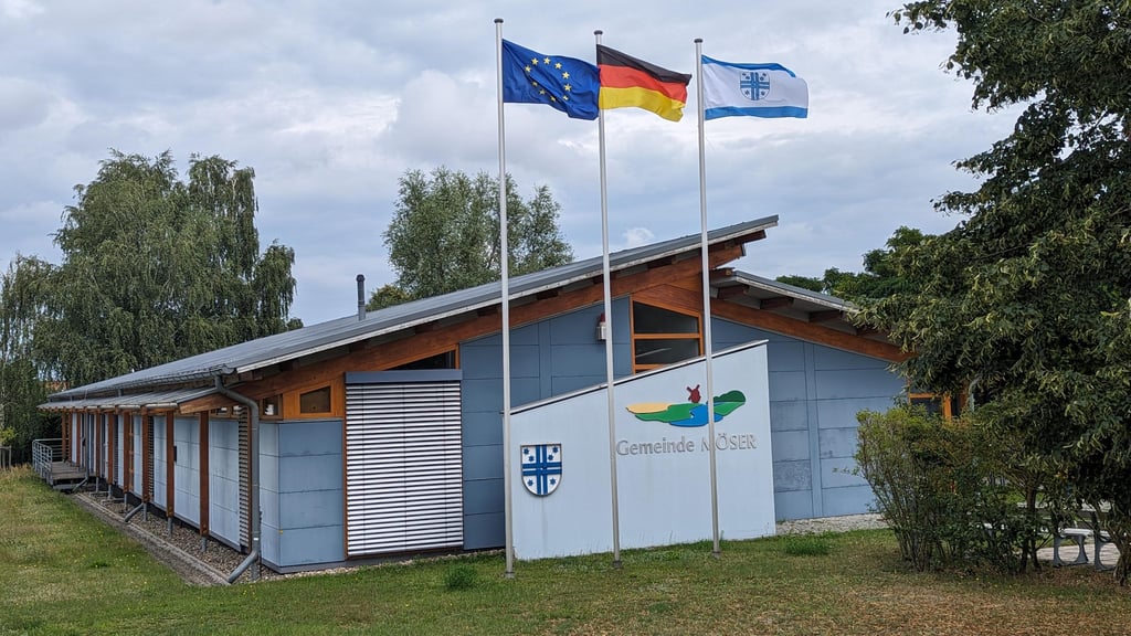 Die Fahnen vor der Gemeindeverwaltung Möser stehen im Wind.