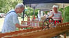 Das Spiel Wagenradrollen begeisterte Besucher beim Volksfest in Sandau. Es gehört zu  den Bauernspielen aus der Werkstatt von Tischlermeister Christian Limp in Dahlen bei Havelberg.