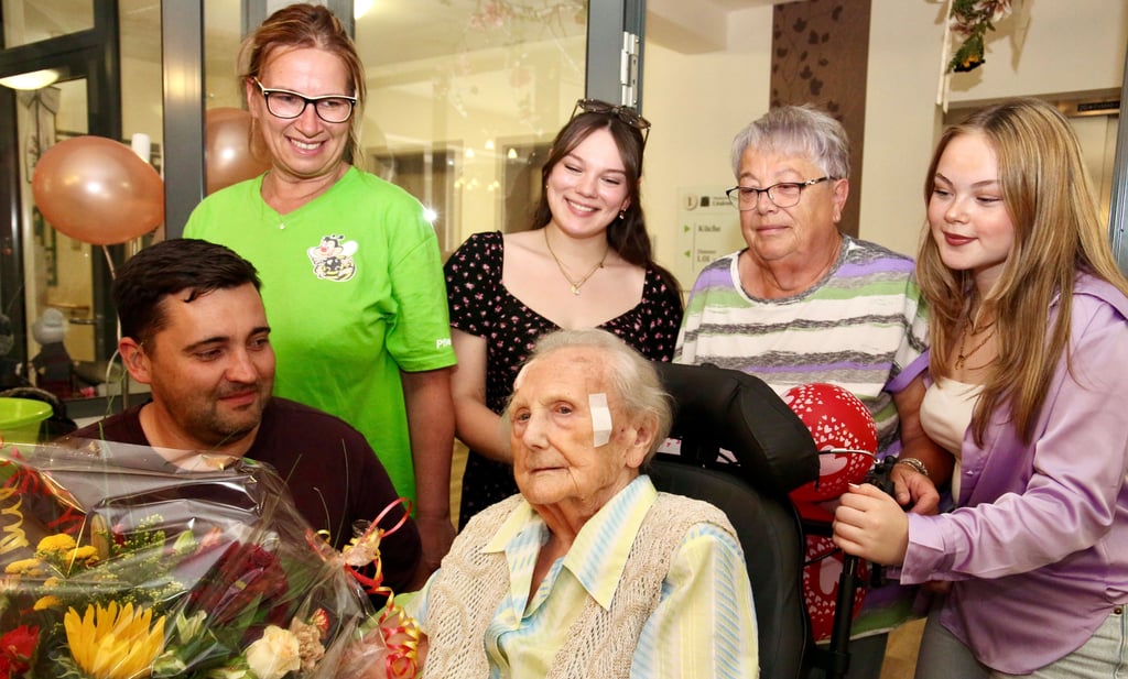 Hedwig Börner (Mitte) hat am Mittwoch in Alsleben ihren 101. Geburtstag gefeiert. Heimleiter Matthias Staude (v.l.), Pflegedienstleiterin Jacqueline Binnemann, Urenkelin Svenja Frühauf, Tochter Elvira Frühauf und Urenkelin Maja Frühauf gratulierten der Jubilarin.