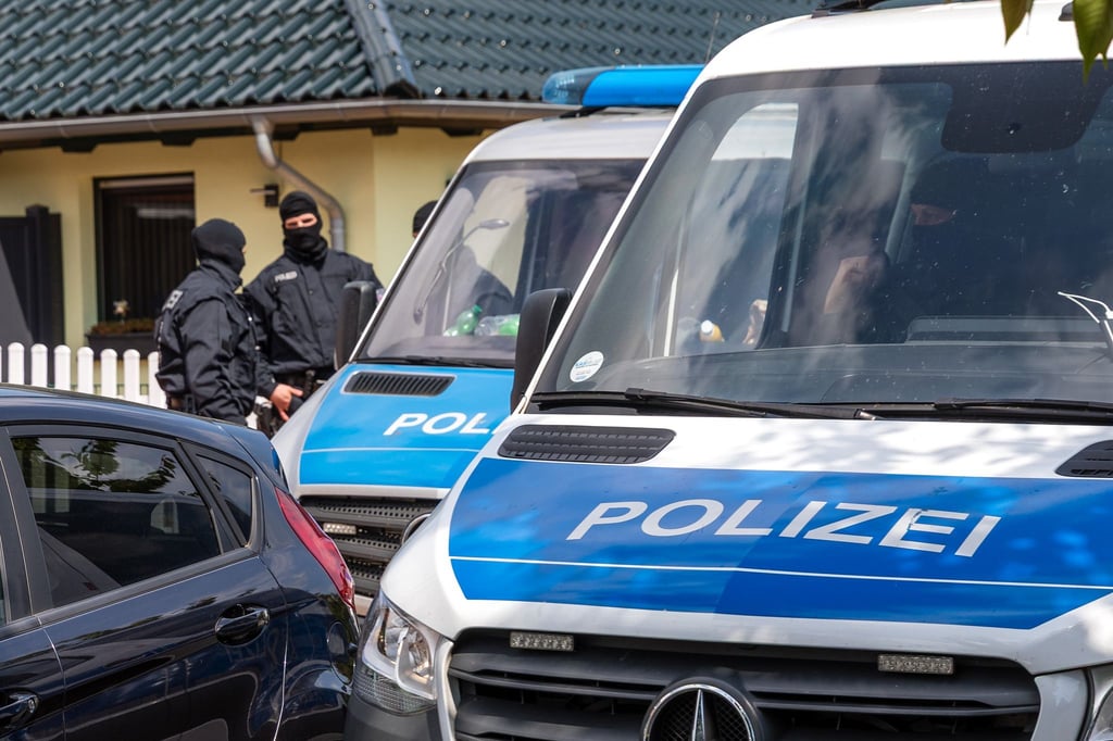 Polizisten durchsuchten im Mai ein Haus in Altdöbern im Süden Brandenburgs. Der Generalbundesanwalt geht gegen junge Männer vor, die einer mutmaßlichen rechtsextremen Terrorzelle angehören sollen. (Archivbild)