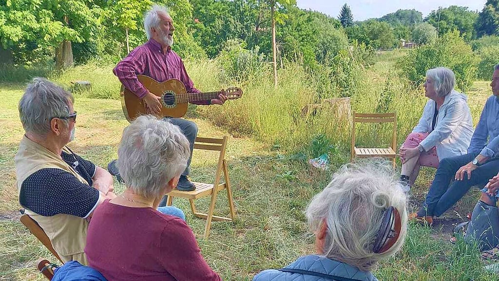 Ulrich Kriehn mit Zuhörern auf dem Deich von Jerichow.