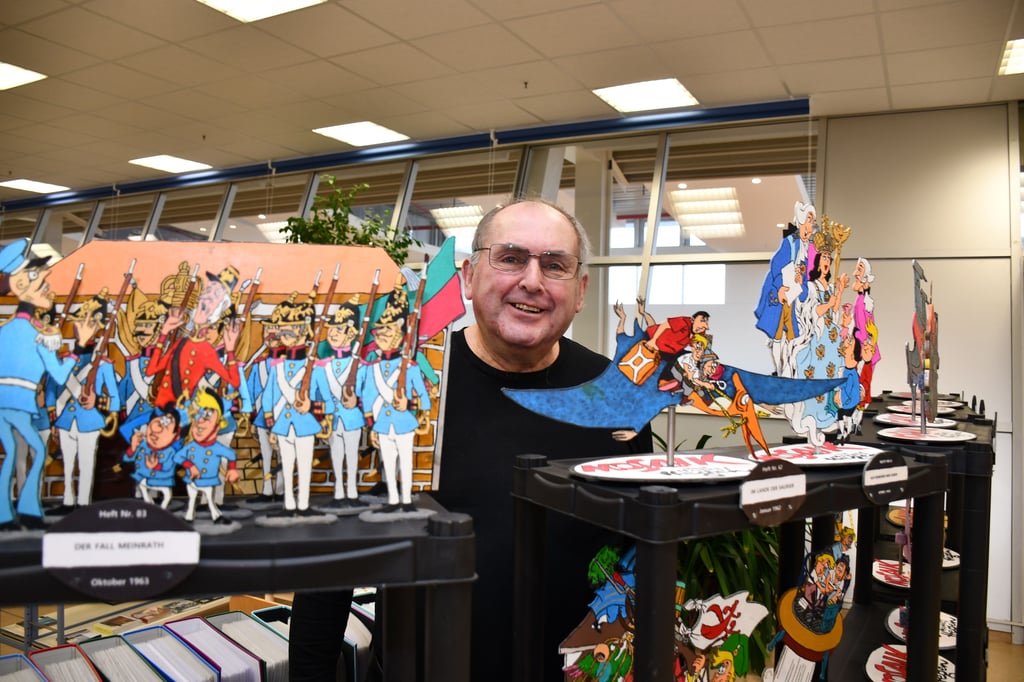 Thomas Klettke bei seiner Ausstellung in der Stadtteilbibliothek im Magdeburger Florapark 2024.