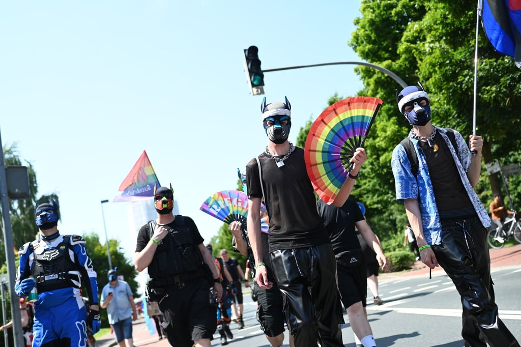 Nach dem Christopher Street Day (CSD) in Emden wurde ein Demo-Teilnehmer angegriffen. Die Polizei ermittelt gegen drei Minderjährige. (Archivbild)