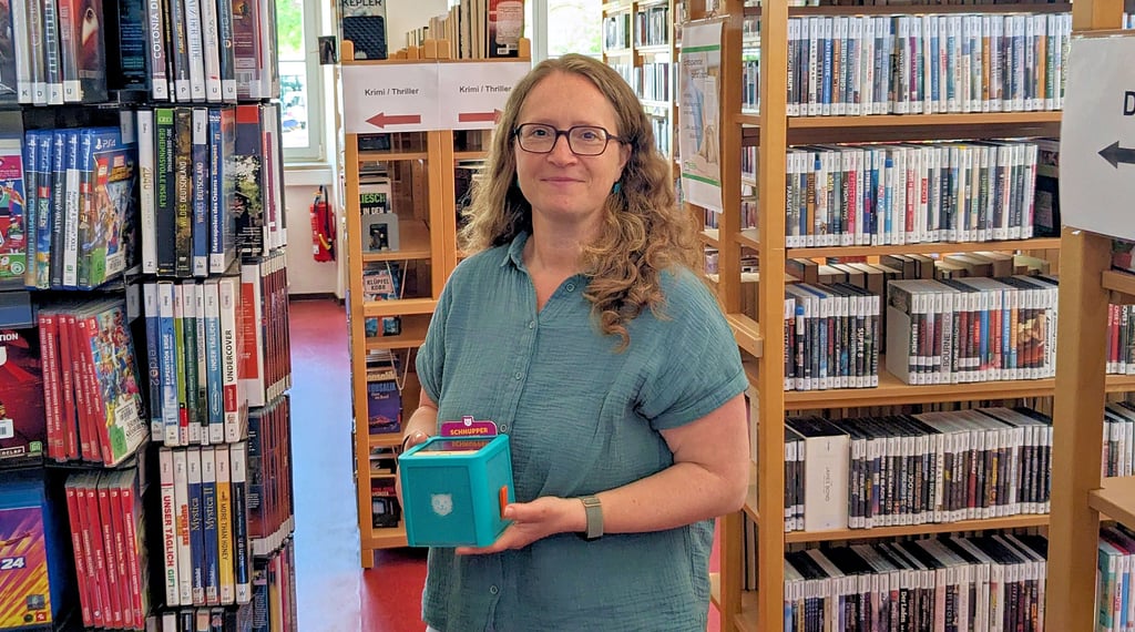 Stadtbibliotheksleiterin Susanne Ackermann hält einen der neuen Tigerboxen, die sich großer Beliebtheit erfreuen.