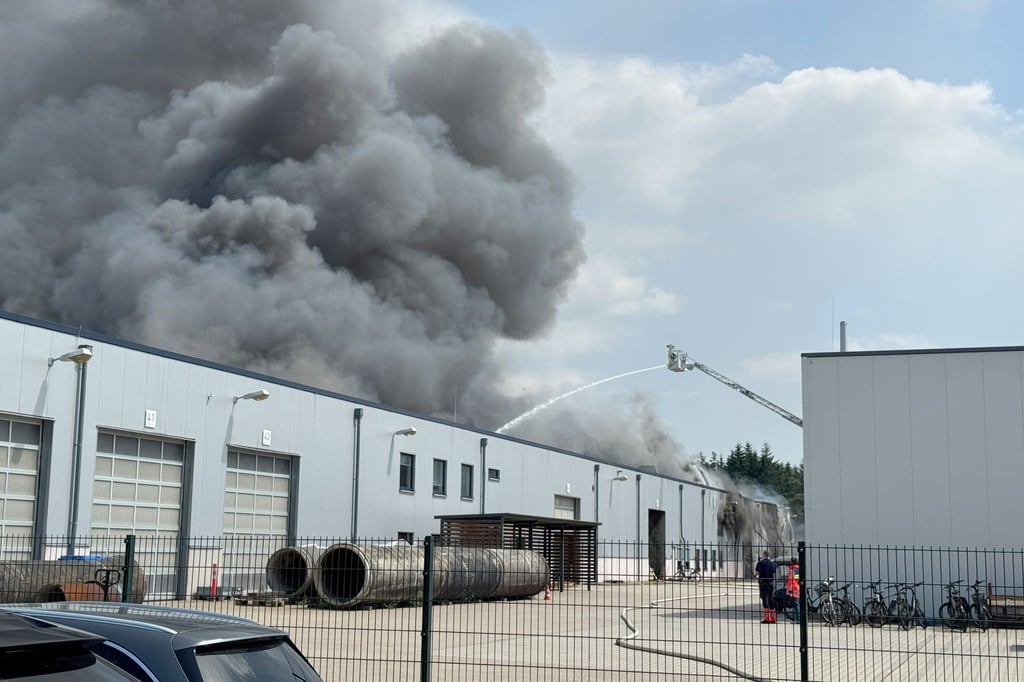 Aus der Industriehalle stieg eine schwarze Rauchwolke empor.