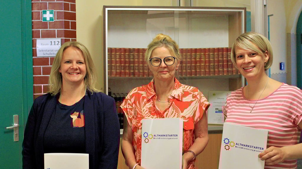 Projektleitung Frauke Gigartzik (von links), Schulleiterin Doris Beneke und Comenius-Schul-Jobcoach Christine Heins überreichten die „Altmark-Starter“-Zertifikate.