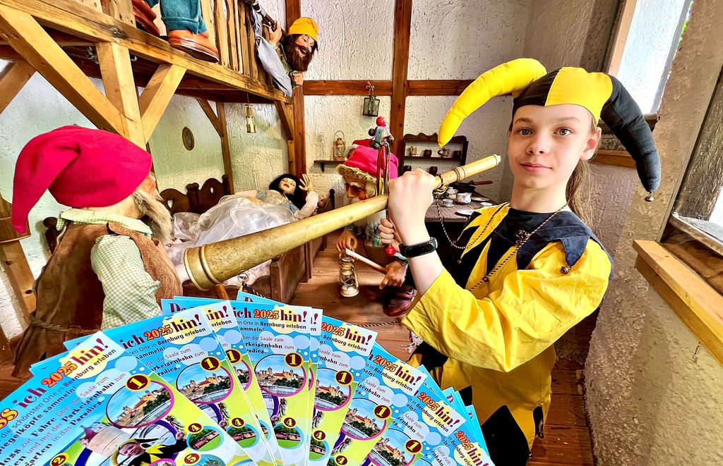 Kinder-Till Finley Königsberg wirbt für die Eulenspiegel-Erlebnis-Tour 2025, die auch zu Schneewittchen und den sieben Zwergen in den Bernburger Märchengarten führt.