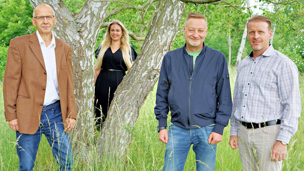 Lisa Palme freut sich auf ihr ebenerdiges Haus in der Colbitzer Bahnhofstraße. Thomas Holze (v.l.) vermarktet weitere Grundstücke, um deren Entwicklung sich Thoralf Schmidt und Andreas Eberhardt kümmern.