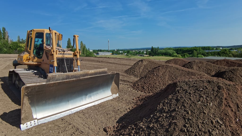Ein Energiepark entsteht in Blankenburg auf einem dafür aufgefüllten und verfestigten Areal zwischen U&W und den ehemaligen Harzer Werken. Im Hintergrund sind das Industriegebiet Oesig mit der Firma Harzer Metallprofile und der MLK-Schornstein zu sehen.
