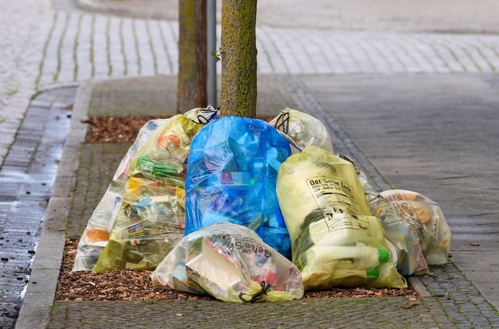 Gelbe Säcke und randvolle Wertstofftonnen überall - Anwohner sind in einigen Teilen des Landkreises Göttingen genervt.